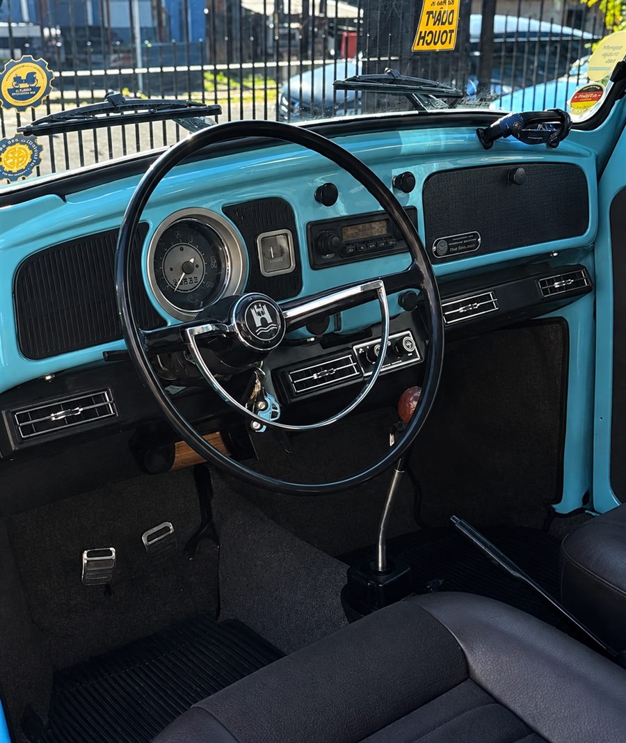 Painel azul-turquesa de Fusca com volante original e velocímetro clássico