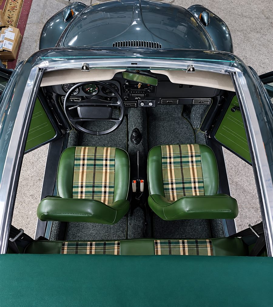 Interior clássico verde de Fusca visto de cima, com bancos em couro verde e tecido xadrez