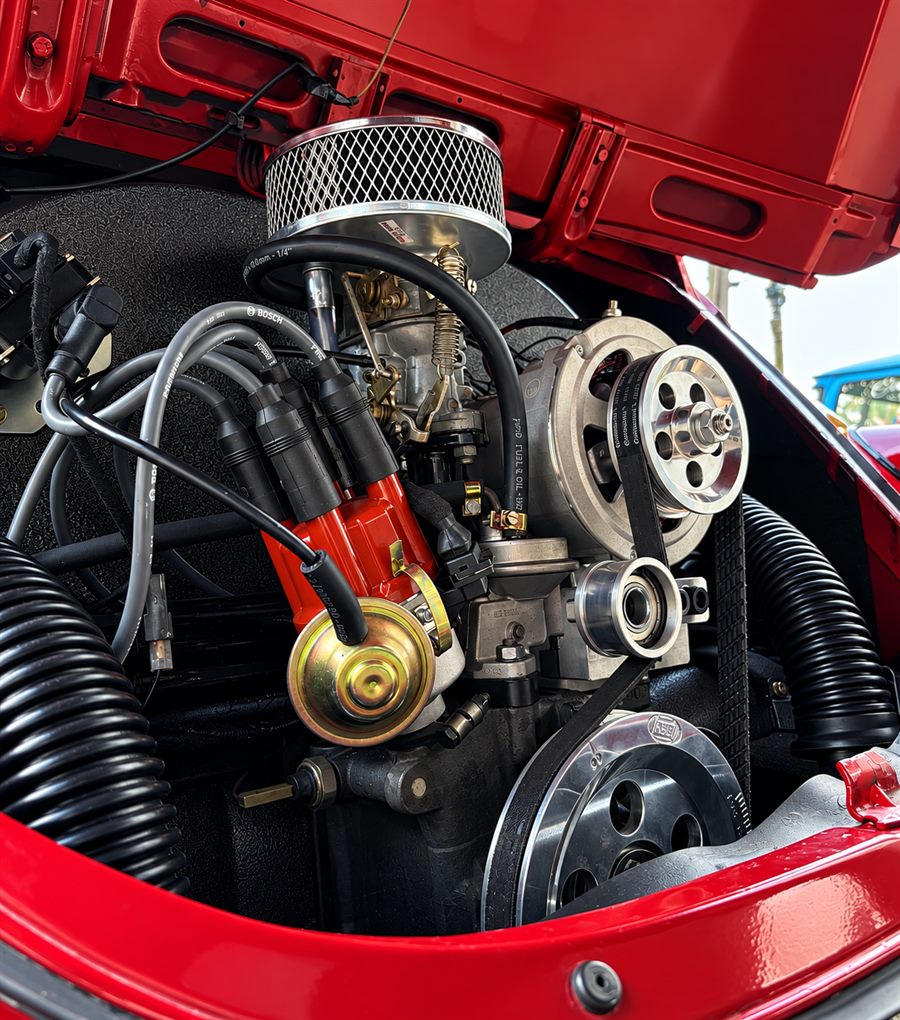 Motor a ar clássico em detalhes sob o capô vermelho